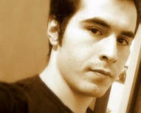 تهدید به خود سوزی پدر حسین رونقی ملکی مقابل دادستانی