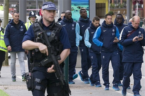 پیاده‌ روی بازیکنان فرانسه در خیابان‌های لندن تحت تدابیر شدید امنیتی