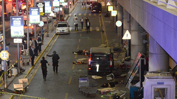 ترکیه: انفجار و تیراندازی در فرودگاه بین‌المللی آتاتورک در استانبول دهها قربانی گرفت